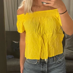 Volangtopp  - Volangtopp från Forever 21, jätteskrynklig på bilden för jag var för lat för att stryka den❤️ passar mig som är S också!