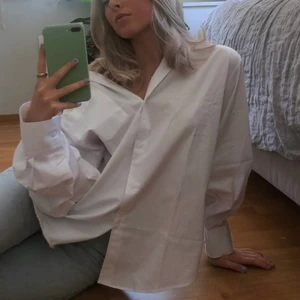 Oversize skjort - Ball vit skjorta i oversize modell⚡️⚡️ Använd en gång, så i princip i nyskick!