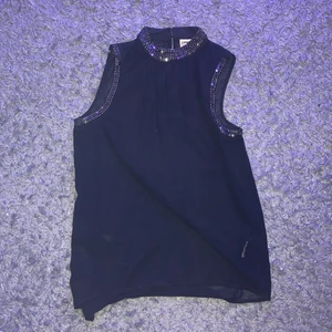 Blus  - Svart blus, lite genomskinlig, fin till jeans. Storlek 34 