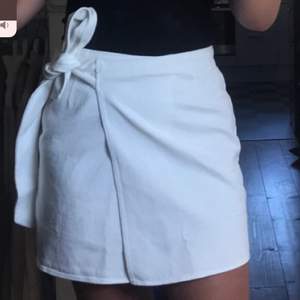 Säljer denna snygga kjol i jeans material, storleken är i small men tycker den passar som medium oxå💫