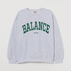 Hm tröja - Säljer min super söta tröja från hm i stolek L men passar min som är M fast är lite stor som den ska vara!❤️ det ör i helt ny skick och är slut och går ej att få tag på. Jag köpte för 150 kr och säljer nu för bara 100kr även fast jag aldrig använt💕buda gärna i kommentarerna eller privat)💕MÅNGA VILL KÖPA DÄRFÖR SÄLJER JAG FÖR 100 DÅ DEN ÄR SLUTSÅLD💕