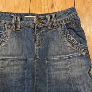Jeans kjol - Jätte fin jeanskjol med jätte fina detaljer.