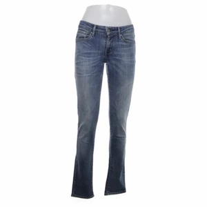 Lågmidjade jeans - Lågmidjade jeans från Levis skit snygga men som tyvärr inte passa mig o säljer de vidare!❤️har tyvärr inga bilder med de på heller men kan skicka mått privat!