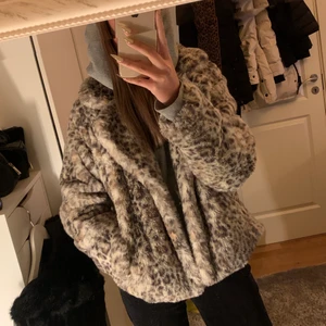 Leopard jacka - Super fin leopard jacka i super mysigt material! Fått jätte mycket komplimanger för jackan när jag väl använt den men tyvärr kommer den inte till användning så ofta som jag önskar. Använd ca 4-5 gånger men är i super bra skick. Inga defekter eller liknande. Storlek S och nypris var 600kr.