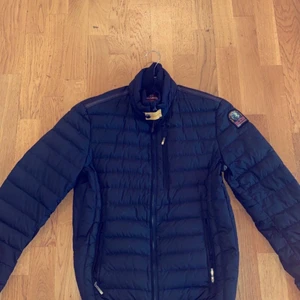 Parajumper storlek S - Parajumper jacka storlek S, inte så mycket använd, skulle säga en 9/10