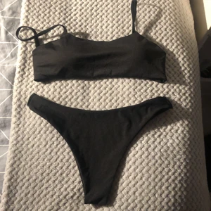 Svart bikini - Säljer denna svarta bikini då den inte passade mig. Jag köpte den här på Plick och den verkar oanvänd. Skriv till mig om du har frågor🥰