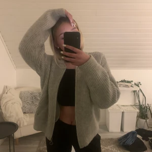 Grå stickad kofta - Säljer min gråa kofta från NA-KD i S! Den är väldigt stor i stl men ska vara lite större. Passar perfekt till grå och blå jeans. Köparen står för frakten ev kan mötas upp i Västmanland! ✨✨ 