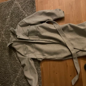 Jacka  - En superfin kappa från NAKD som köptes under hösten. Den är helt oanvänd och i helt nytt skick. Köptes för 800 söker för 200+frakt. Säljer då den tyvärr inte kommer till användning:(💞