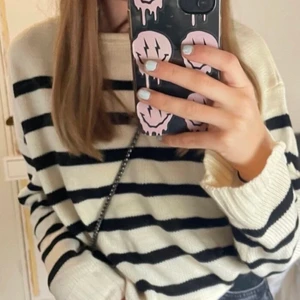 Randig stickad tröja - Säljer denna superfina randiga stickade tröjan. Aldrig använd. Lånade bilder🥰 (har även en likadan fast svart om intresse finns) Skriv för fler bilder eller frågor! Om det är flera som är intresserade blir det budgivning❤️‍🔥