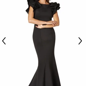 Jarlo storlek 38 - Jag säljer en Jarlo klänning som jag knappt använt. Klänningen har puff detaljer på axlarna. Den är i jättebra kvalite. Jag köpte klänningen för 1650kr och jag har tänkt sälja den för 950kr eftersom jag bara har använt den vid ett tillfälle. Skriv gärna om du är intresserad 😊🤍