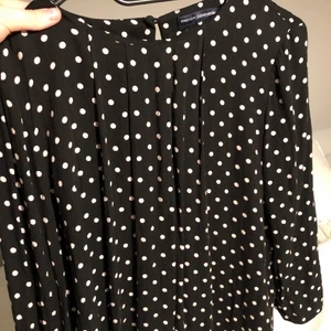 Prickig topp storlek 36 - Gullig blus i storlek 36. Väldigt liten i storleken då den passar även 34 och 32. Aldrig använd. Priset går att diskuteras.