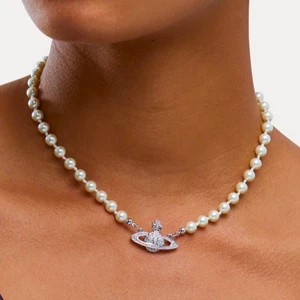 Vivienne westwood pearl choker - Om det finns någon som säljer ett äkta Vivienne Westwood pärlhalsband, snälla skriv!! 🙏🏼