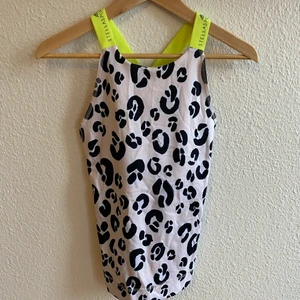 Topp Adidas x Stella McCartney, 34-36 - Träningstopp från Adidas x Stella McCartney, storlek 34-36 i babyrosa leopardmönster med neongula band. Inbyggd bh. 