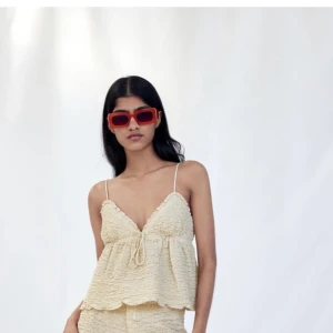 Linne Zara - Superfint linne från Zara i Storlek M. ✨ fint skick med prislappar kvar✨ säljer då jag tycker det är för långt för mig i banden tyvärr. 