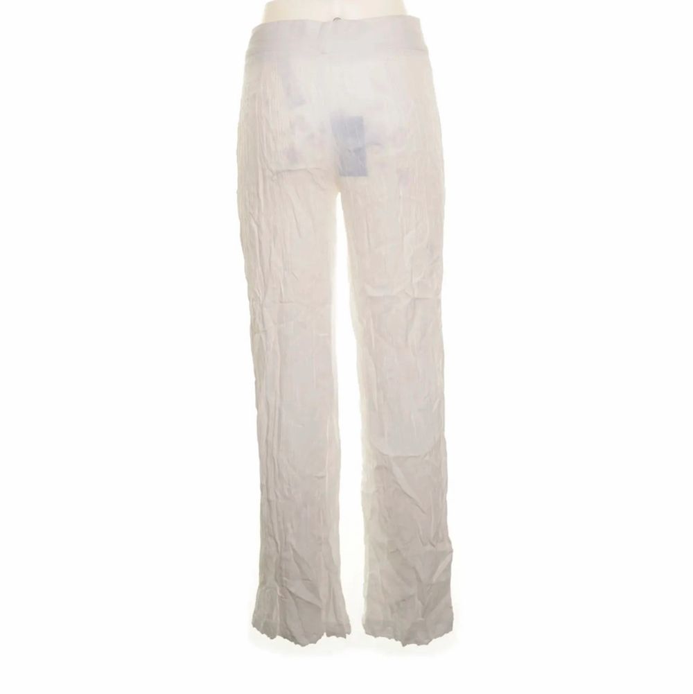 Säljer dessa vita zara byxor i st S pga att de inte kommer till användning!🧡 köparen stör för frakten!. Jeans & Byxor.