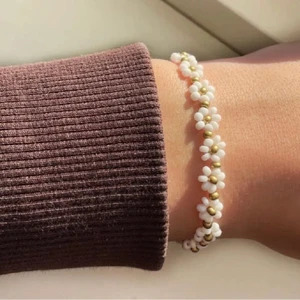 Armband  - Pärlarmband guld och vit✨🤍 45kr😍