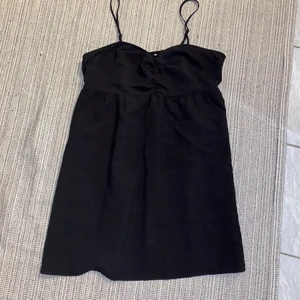 Kort klänning HM+ - Kort klänning från HM+ i stl XL. Slutar precis över knäna på mig som är 166. Likadan som på sista bilden fast i svart 