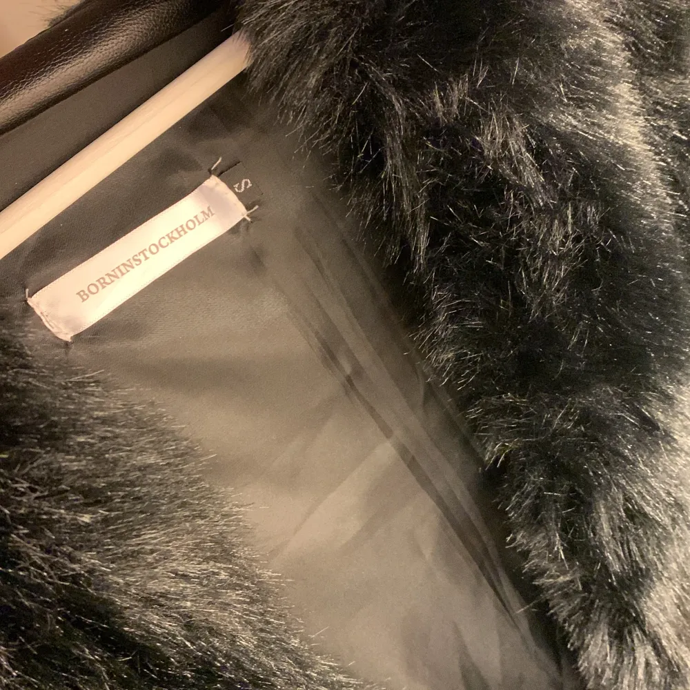 En jättemysig Faux fur kappa från born in Stockholm, bilderna på modellen är den bruna varianten, jag säljer en svart i storlek S. Använd enstaka gång så den är i väldigt fint skick! Köp ny för 1899kr, säljer för 800kr . Jackor.