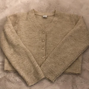  Bech kroppad topp/kofta från Lindex - Bech kroppad topp/kofta med lite urringning från Lindex. Inte så avnvänd så ganska bra skick. Pris kan diskuterar