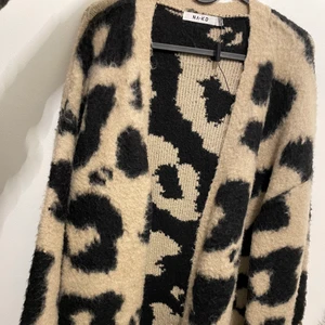 nakd  - Oanvänd stickad kofta 