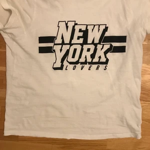 Tshirt med tryck Gina Tricot - Tshirt med tryck från Gina Tricot i storlek S. 