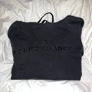 Peak performance Hoodie - Svart hoodie med svart text