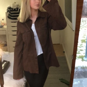 Brun jacka/kappa perfekt till våren - En brun kappa/jacka från Kappahl. Gjord i tunt material så att den passar perfekt till våren eller hösten. I storlek 40❤️ skulle säga att den är i storlek s