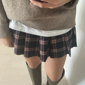 Rutig kjol  - Säljer min rutiga kjol , köpt från Plick och passar en XS/S 🤍 knappt använd bilderna är från förra ägaren 