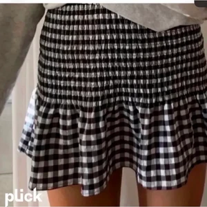 Rutig kjol hm - Första bilden lånad! Säljer nu min rutiga hm kjol då det inte riktigt är min stil. Endast provad men har tyvärr inte lapparna kvar.