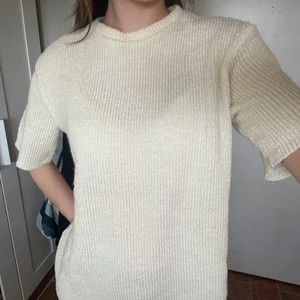 Ribbstickad t-shirt - Vit ribbstickad t-shirt från ZARA💗 Bra passform med lite längre armar! Använd fåtal gånger. Köparen står för frakten:)