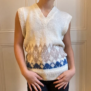 Stickad väst  - Handgjord stickad väst i toppenskick! Storlek S till liten L beroende på önskad passform. Hon på bilden har oftast S😁 