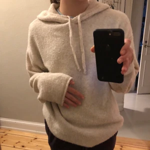 Stickad hoodie  - Så himla mysig stickad hoodie i storlek xs, passar från xs-m då den är väldigt oversize!💖⭐️ köp direkt för 250kr plus frakt!