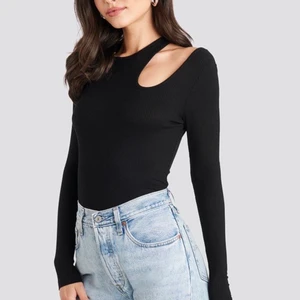 Svart topp från NA-KD i storlek M - Svart asymmetrisk topp från NA-KD i storlek M. Urringad vid axeln. Använd fåtal gånger.🖤