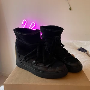 Inuikii skor med kilklack  - Jätte snygga inuikii skor med kilklack i storlek 40 men skulle säga att dom är som 39 för dom är ganska små i storleken. Så gott som nya, använt dom 1 gång men inga slitningar eller så. Köparen står för frakten!