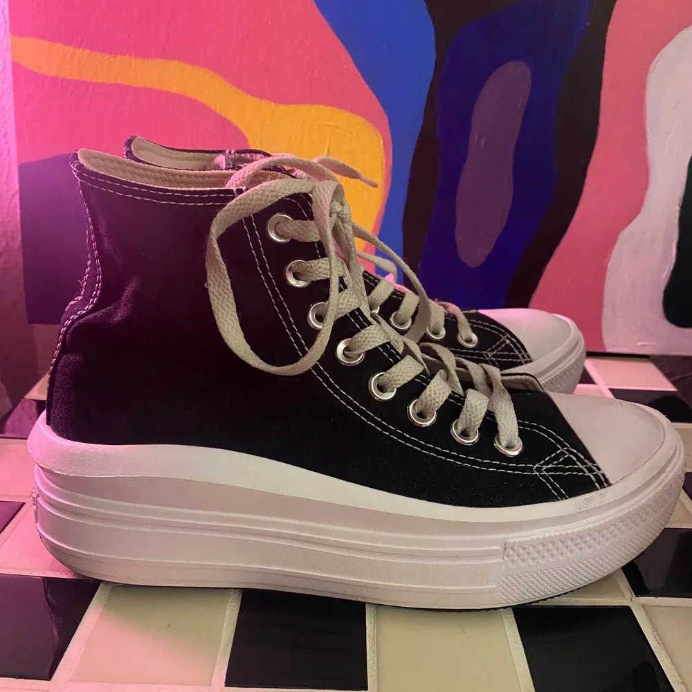 Chuck Taylor Move Converse skor i storlek 37, använda under en kort tid över sommaren. Supersköna och snygga skor!  Köparen står själv för frakten!. Skor.