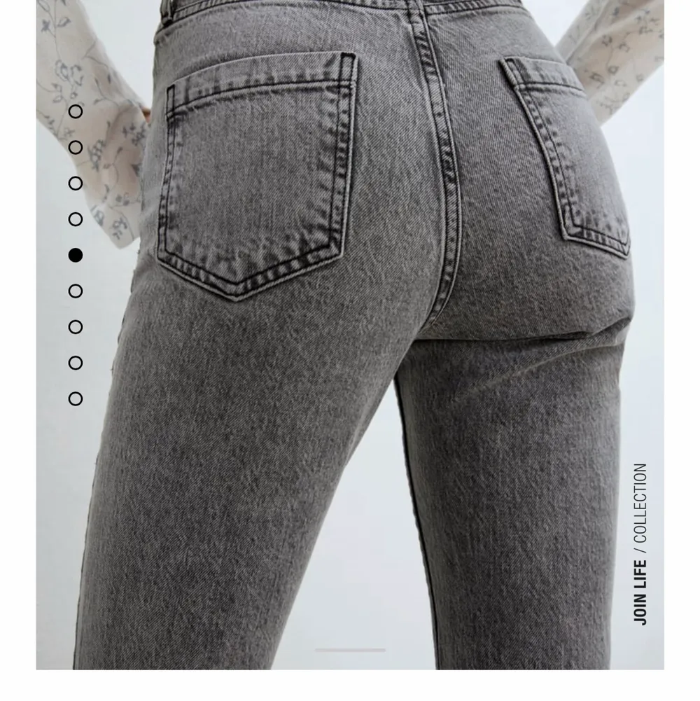 Säljer mina fina gråa Zara jeans med en snygg slits på innersidan av benen. Har bara använt byxorna ca 2 gånger om ens det. Tycker att de är lite lite förkorta på mig och jag är 178 cm. Men annars passar storleken mig och sitter bra. Är beredd att diskutera priset så bara kontakta mig! Har även privata bilder på byxorna!. Jeans & Byxor.