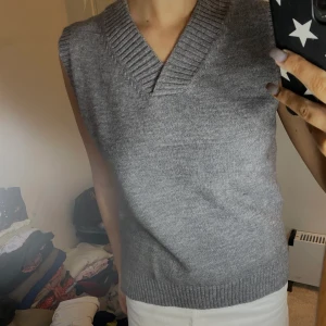 Grå stickad väst - Grå stickad väst från Shein. Lång modell med slits i sidan. Fint skick