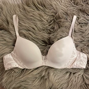 BEIGE TRIUMPH BH MED PUSHUP! 🥰 - Denhär BHn has been with me for so long men trots det är kvaliteten tipp topp. Jätteskön verkligen. Har använt/tvättat den på ett skonsamt så tyget eller spetsen som nytt, den ända synliga defekten är det ena bandet på höger sida som gott av längst ner😤 (bild 2-3). Dock kan jag säga att jag fortsatte använda BHn och tvätta den som vanligt trots att bandet hade gott av, och jag märkte verkligen ingen större skillnad, den fungerade lika bra. Hade bandet åkt ut, trär man bara igenom den igen ☺️ 