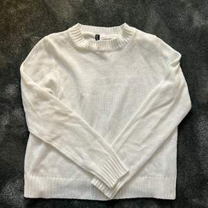 Säljer min vita stickade tröja från H&M som är i gott skick💞
