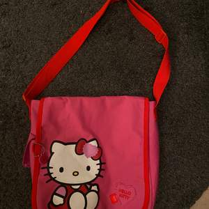 Extremt söt röd och rosa hellokitty väska. Köpt när jag var liten men är i super bra skick och är inte sliten alls.