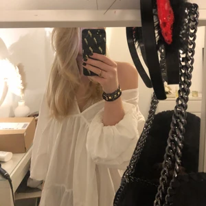 klänning i poplin💘 - säljer min fina poplin klänning ifrån hm💘 den är jätteskön och har ett väldigt tunt material vilket gör att den är perfekt till stranden eller en sommardag, superfin med en stickad tröja över också 🤝 köptes för 300 säljes för 170 exklusive frakt, använd endast få gånger 💘  köper direkt 200 exklusive frakt