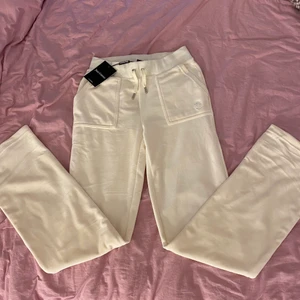 Juicy couture byxor - Ett par helt nya juicy byxor med PRISLAPP kvar!♥️ de är rätt så små i storleken men skulle säga att de passar xxs-s. Säljer pågrund av att de ej passade mig, förpackningen som de kom i finns fortfarande kvar o skickas tillsammans med byxorna😻 Kom privat för mer bilder♥️ Kom privat för direktpris😍