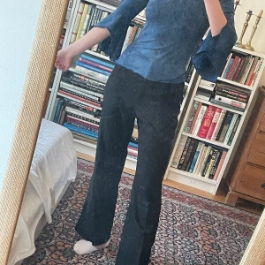 Svarta kostymbyxor med bootcut  - Svarta utsvängda kostymbyxor från Monki, sparsamt använda. 