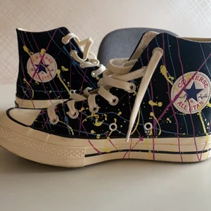 Converse i strl 38 - Ett par otroligt coola och unika converse i strl 38. Knappt använda. För fler bilder skriv till mig. Köpta för 1000kr på zalando.