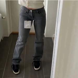 Säljer dessa grå midrise jeans från zara i strl 36✌🏻🥰✌🏻 knappt använd så i mycket bra skick!!⭐️ ( bilderna är lånade!)