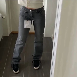 Gråa midrise jeans från zara  - Säljer dessa grå midrise jeans från zara i strl 36✌🏻🥰✌🏻 knappt använd så i mycket bra skick!!⭐️ ( bilderna är lånade!)