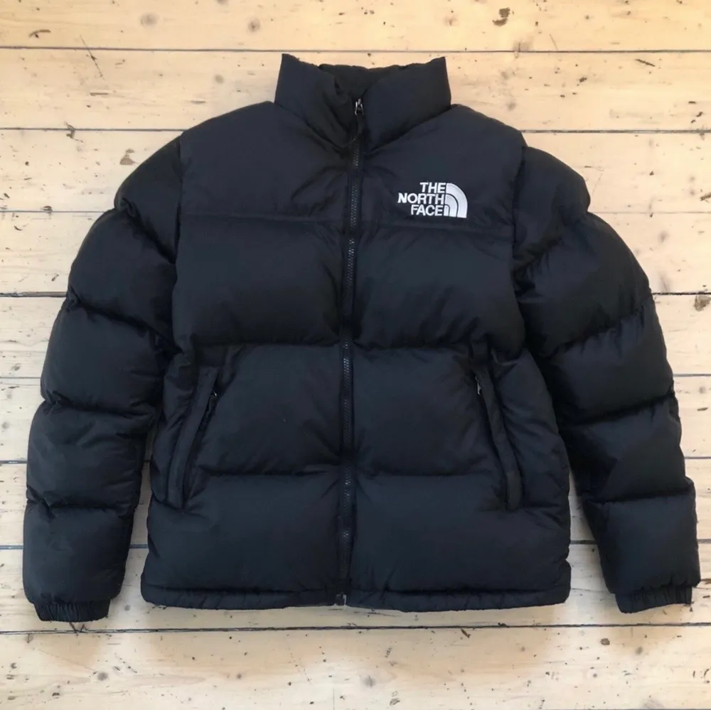 North face jacka köpt i december. Storlek L för stor för mig därför säljer jag. Går att justera i midjan. Köpt på internet för cirka 3000kr kvitto har jag kvar. Har en ”inbyggd” luva i kragen. Funkar både höst, vår och vinter eftersom den är vattenavvisande samt är varm och har en luva. Skriv om du har några frågor!😃. Jackor.