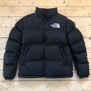 North face 1996 nuptse jacka - North face jacka köpt i december. Storlek L för stor för mig därför säljer jag. Går att justera i midjan. Köpt på internet för cirka 3000kr kvitto har jag kvar. Har en ”inbyggd” luva i kragen. Funkar både höst, vår och vinter eftersom den är vattenavvisande samt är varm och har en luva. Skriv om du har några frågor!😃