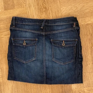 Lågmidjad jeanskjol me coola fickor - Insydd för att passa mig me str S, bra skick💅