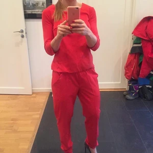 Röd Byxdress / Jumpsuit - Röd Byxdress / Jumpsuit. Endast använd 1 gång.